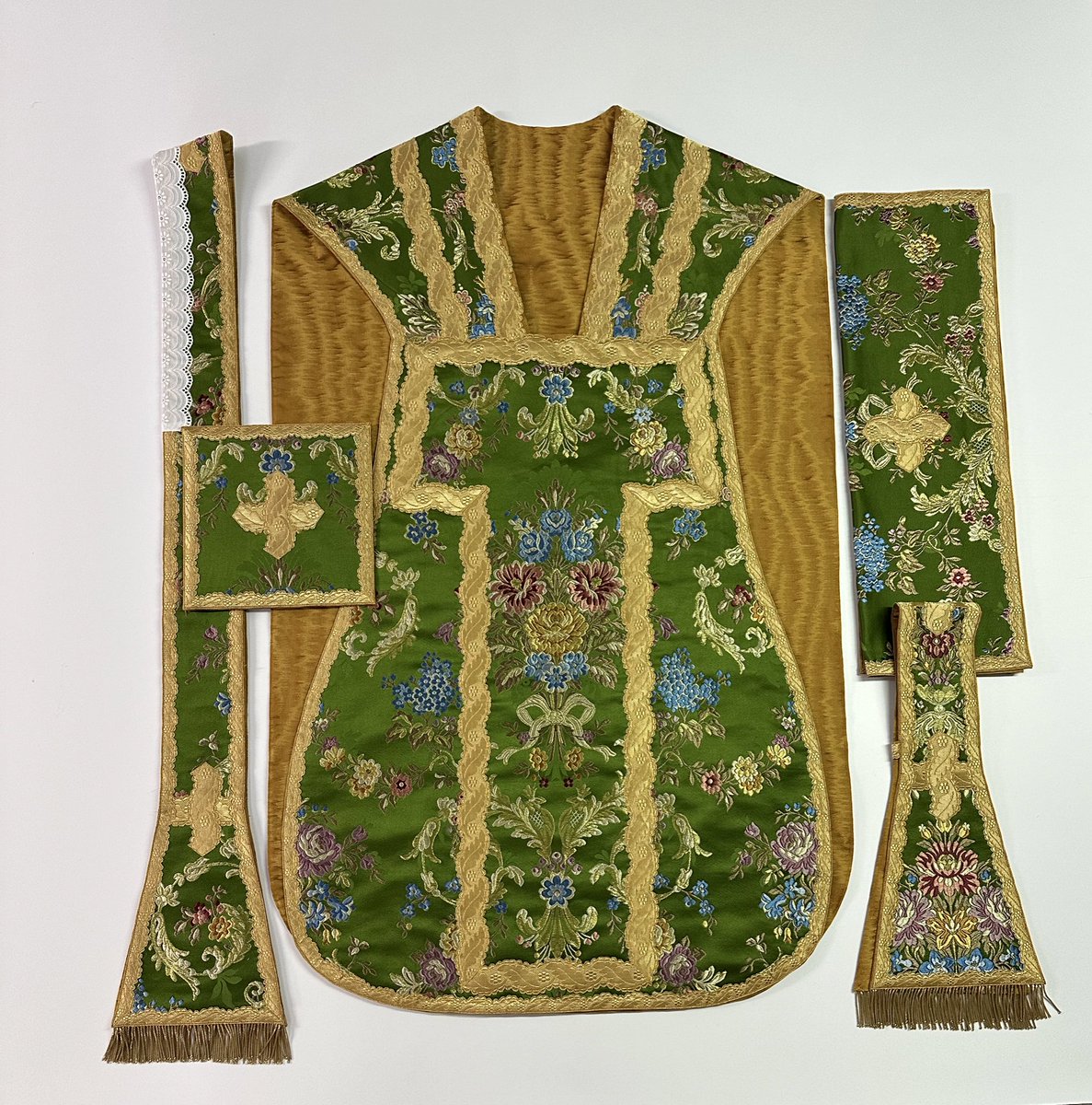 PluriArte's tweet photo. Casulla romana verde https://t.co/NhuKTDup3Y