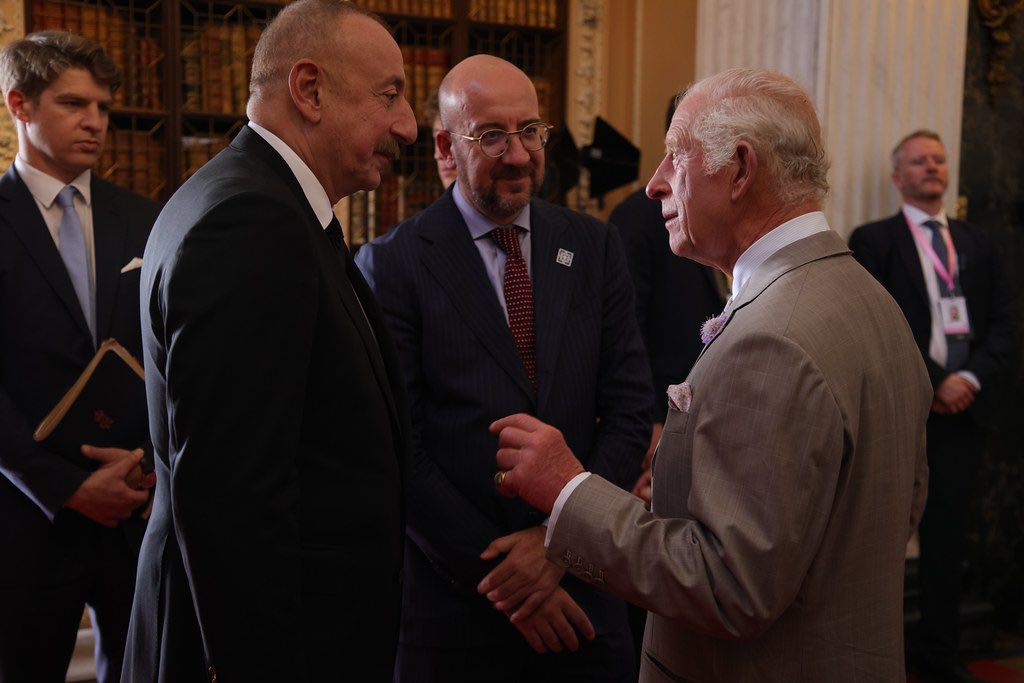 A royal welcome for 🇦🇿 <a href="/presidentaz/">Ilham Aliyev</a> at the European Political Community leaders’ summit. 

Hər şeyin təzəsi, dostun köhnəsi
🇬🇧 🫱🏻‍🫲🏼 🇦🇿