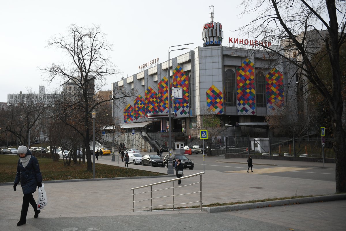 holodmedia's tweet photo. Вот что построили в Москве на месте легендарного кинотеатра «Соловей».  

Это всего лишь фото, как они могут сделать больно...  

Было/стало

Фото: MaoEnja/Х https://t.co/hFxvZXQ67B