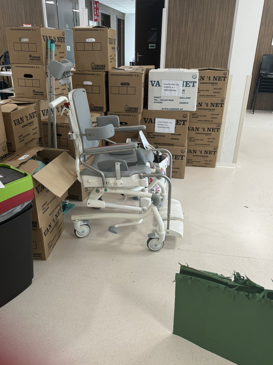 csippie's tweet image. Terwijl wij druk bezig zijn met de verhuizing wordt er op de andere locatie hard gewerkt om diploma’s/certificaten te halen. Gisteren zijn er weer leerlingen geslaagd bij ons! hilversumsnieuws.nl/onderwijs-wete… #vso #staatsexamen @lbvso @StasOCW