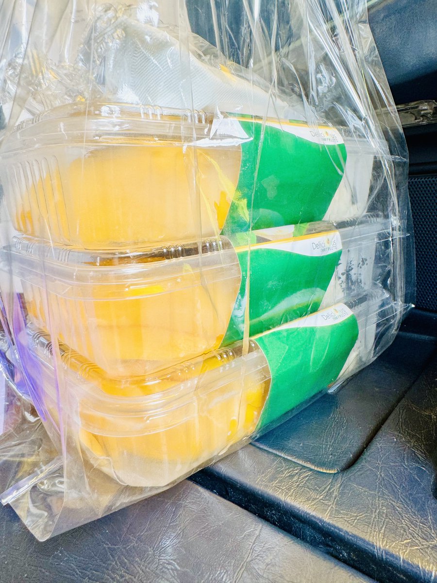 tweetpratikm's tweet photo. B-roll Standard Order from home Mango and Sticky Rice!! #family #vistara #airbus #a321Neo #lifeontheramp #cfm #leap1a #UK124 #VTTVD https://t.co/8l0ahdZBHf