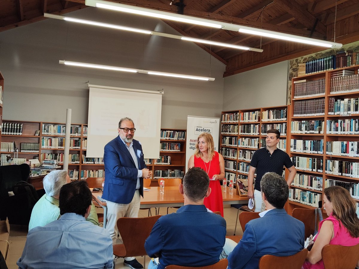 En este momento la <a href="/OAPRuralCant/">OAPRURAL CANTABRIA</a> presenta en la biblioteca de <a href="/AytoPolanco/">Ayuntamiento Polanco</a> el Manual de Transformación Digital y Sostenible de Entornos Rurales.