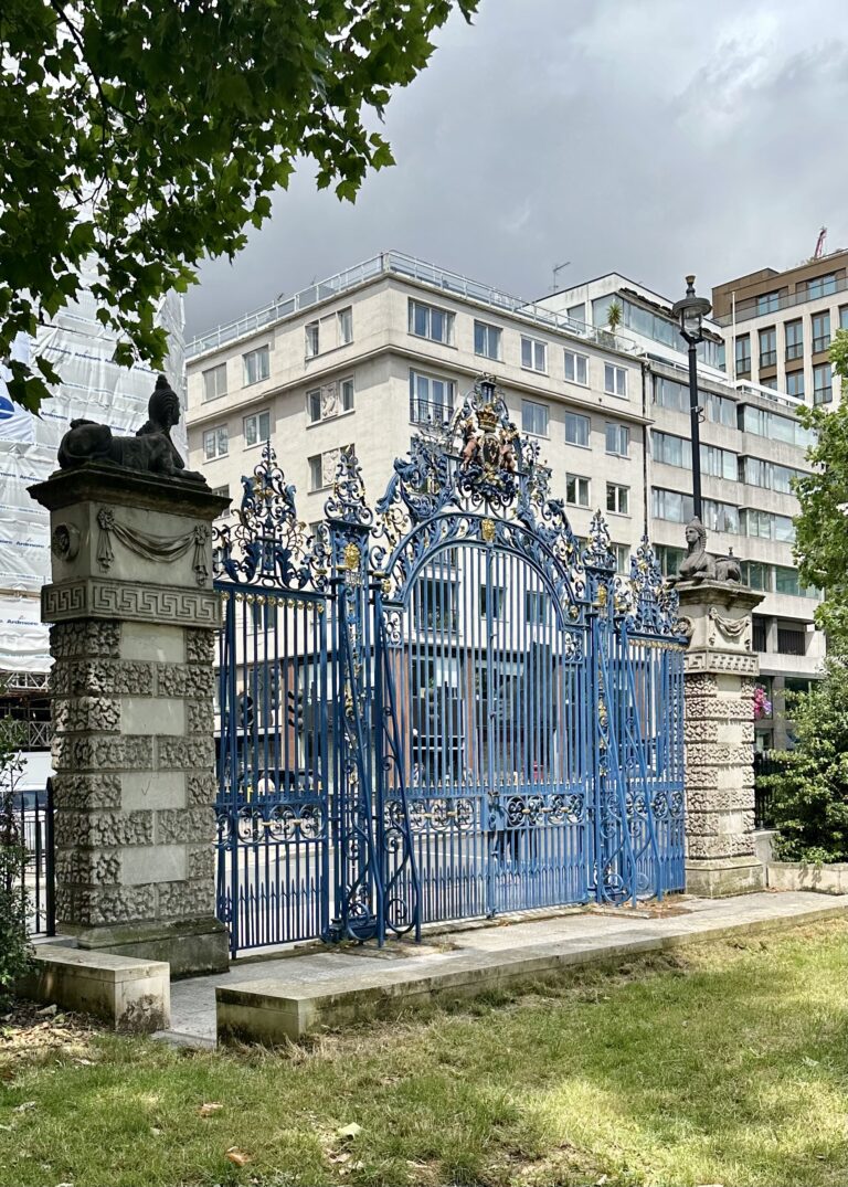 Excellentwalks1's tweet photo. The mystery of the Blue Gates - excellent guide Helene unravels the truth here - https://t.co/OhuFj6G7Ri .  Book a private walk here - https://t.co/cabjz22l9a
#lovelondon #visitlondon #greenpark #guidedwalks https://t.co/ZWTQ308NHJ