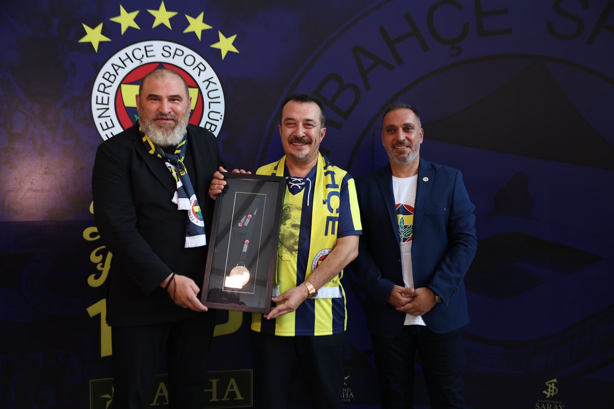 AcarSertacK's tweet photo. Fenerbahçe Bekomuzun sponsorlarından Pasha Grubu Yönetim Kurulu Başkanı Vedat Erbaş’a Tükiye Kupası Şampiyonluk madalyamızdan sonra BSL Şampiyonluk madalyasını da hediye ettik… 🟡🔵 https://t.co/HSddZGZMQW