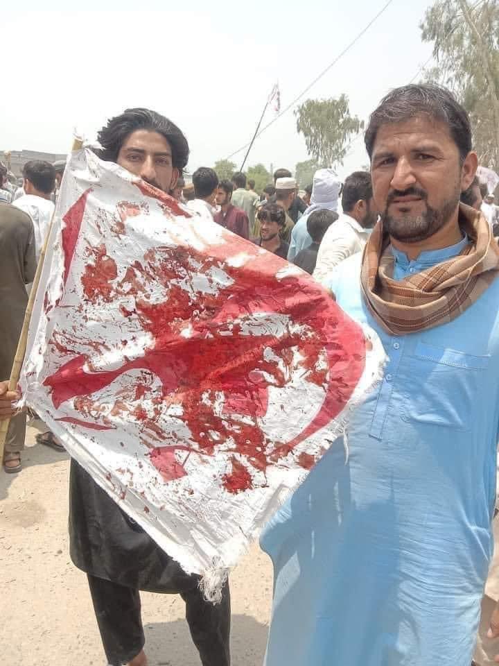 JavidArman11's tweet photo. د بنوګل پښتون اولس سره ډیر سخت ظلم وشو.
د امن خبرې ته ئې هم پرې نخودل او وئې ویشتل.
پښتنو 
بنوګل زمونږ ستاسو خپل خلک دي راځئ چې د پښتون وطن په هره سیمه کې د بنوګل په ننګ راووځو.
نن اوس مازیګر ته په هر ښار او سیمه کې چې چرته هم ممکن وي د بنو پيښې پرخلاف پی ټی ایم احتجاج اعلان کو https://t.co/A1I0dky7Ep