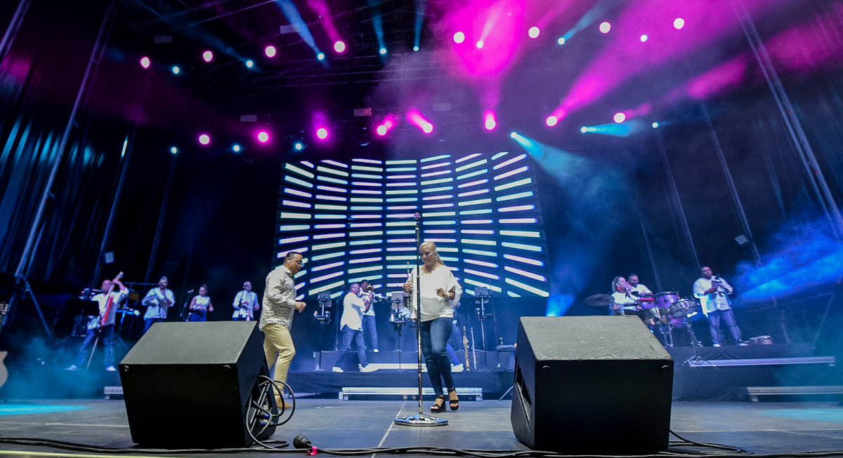 Valencia vibró a ritmo del rey de la salsa, Gilberto Santa Rosa, y toda su orquesta que llenaron los Jardines de Viveros de pasión. Fotos de Rubén Salcedo.