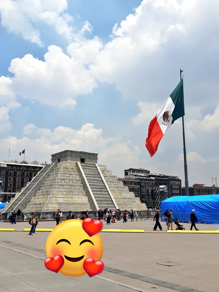CarloJacu's tweet photo. Lo más bonito de mí País
La Bandera🇲🇽
Las Culturas🏦
Los Estados así una pequeña representación de Chichén Itzá Yucatán en la CDMX 😉
#Yucatan #Zocalo #CDMX https://t.co/vGcWliKs0A