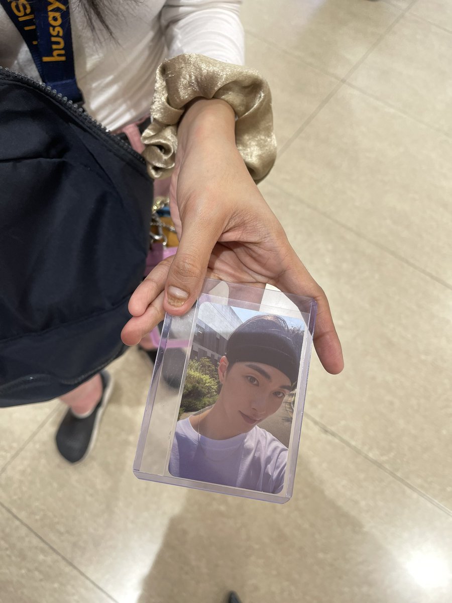 nugajjanggu's tweet photo. seunghan pc sold
meet up during fansign in manila๐ซถ๐ป
#psylegit https://t.co/AhYEMm8Ocw