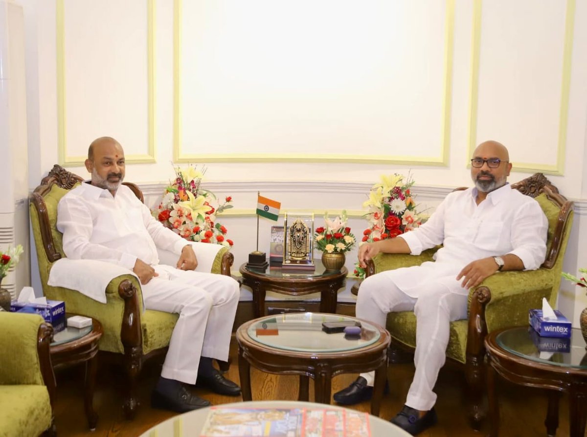 BJP4Metpally's tweet photo. కేంద్ర హోం శాఖ సహాయ మంత్రి, బిజెపి జాతీయ ప్రధాన కార్యదర్శి శ్రీ బండి సంజయ్ కుమార్ గారితో మర్యాదపూర్వకంగా భేటీ అయిన బిజెపి ఎంపీ శ్రీ అర్వింద్ ధర్మపురి గారు.
@Arvindharmapuri 
@bandisanjay_bjp https://t.co/GT8MBJBrcq