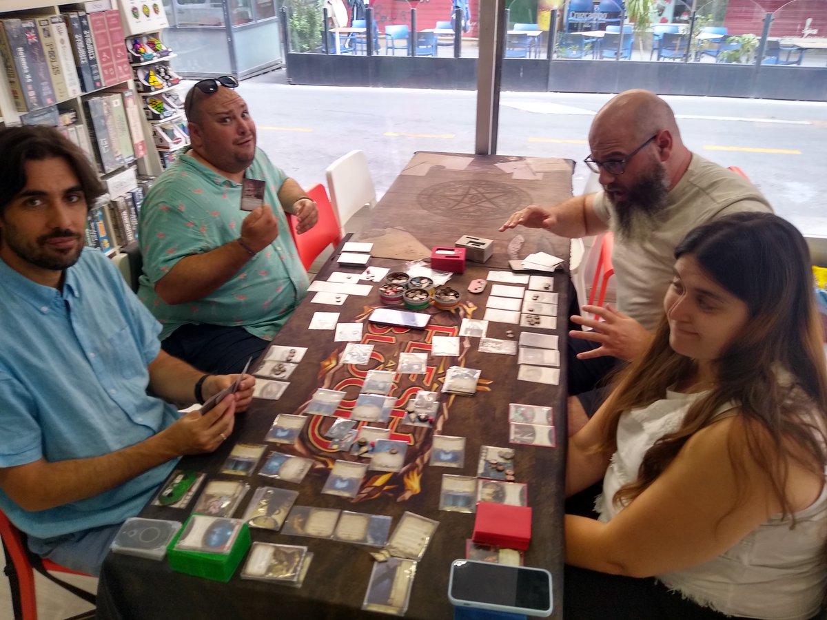 bazar_iglesias's tweet image. Arkhamianos jugando en verano.
Época de horrores y calores.
Si te apetece echar una partidita,
ven a tu tienda favorita.
Te esperamos.