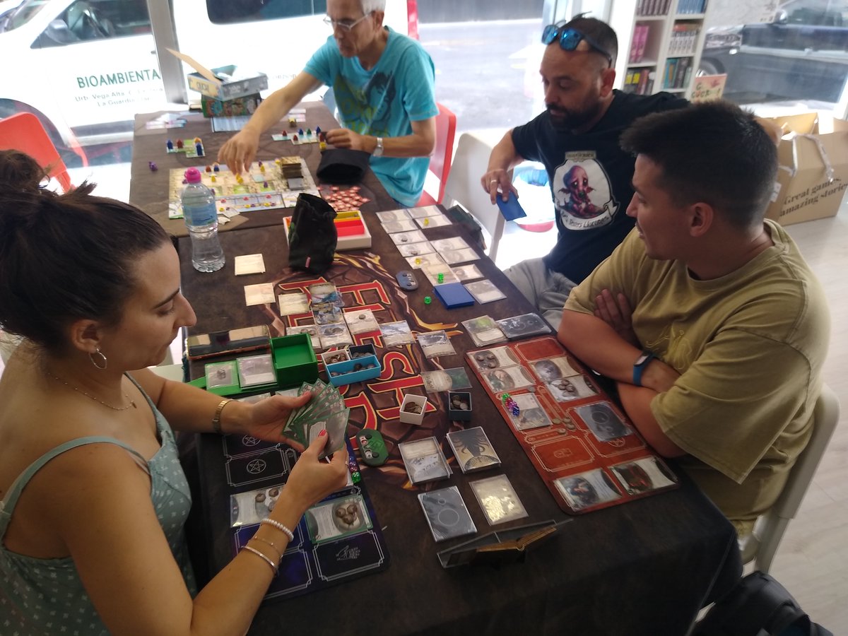 bazar_iglesias's tweet image. Arkhamianos jugando en verano.
Época de horrores y calores.
Si te apetece echar una partidita,
ven a tu tienda favorita.
Te esperamos.