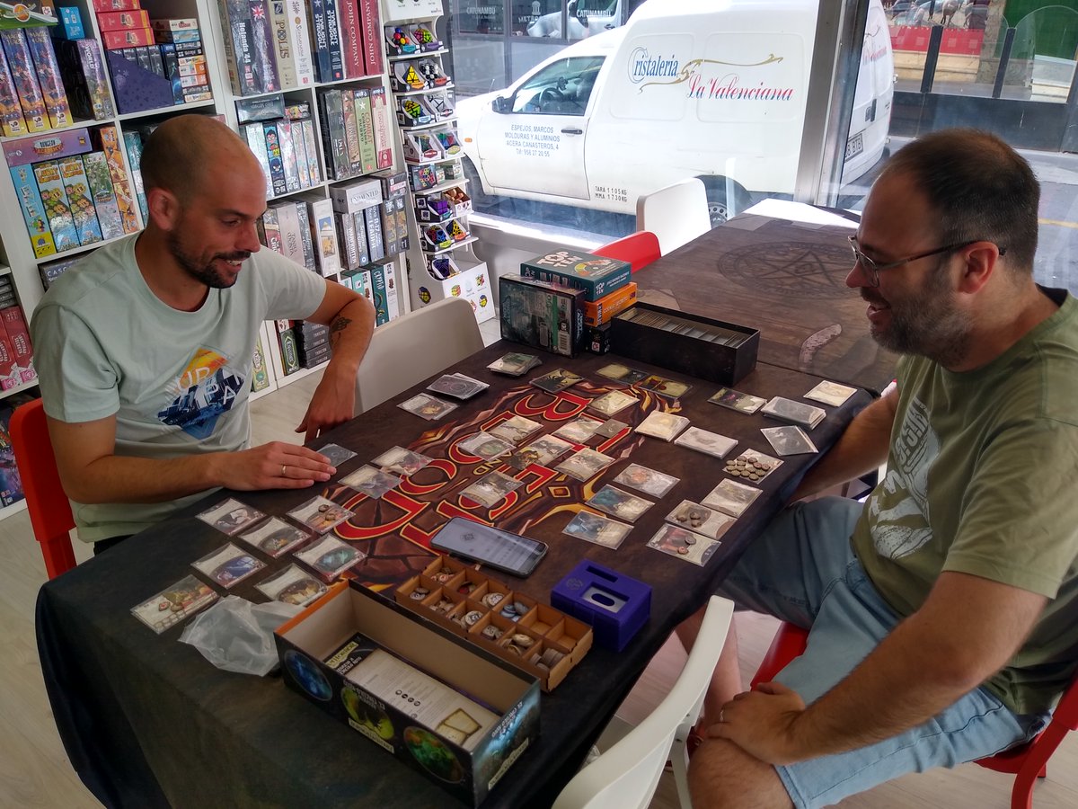 bazar_iglesias's tweet image. Arkhamianos jugando en verano.
Época de horrores y calores.
Si te apetece echar una partidita,
ven a tu tienda favorita.
Te esperamos.