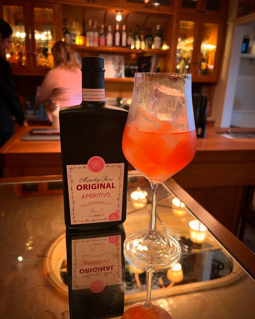 RHUBARB SPRITZ
-
Sampling an incredible Rhubarb Spritz @nipperkinbar featuring our Asterley Original, their homemade Rhubarb Liqueur (banging), dry cider and @idylldrinks Rhubarb Soda. Absolutely delicious and quintessentially Modern British. Thanks <a href="/mr/">mr</a>.… instagr.am/p/C9mQDx-MZGe/