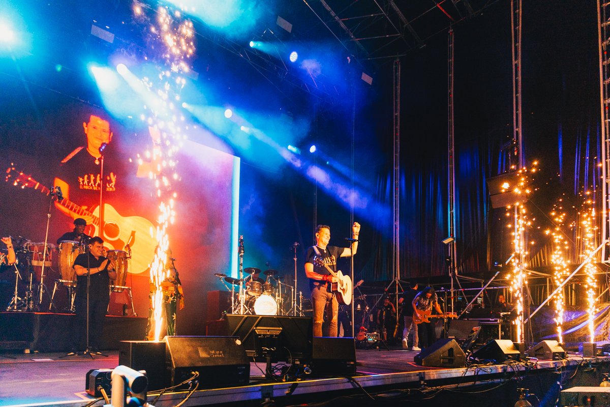 Carlos Vives iluminó los Jardines de Viveros con su carisma y su magia. Fotos de Rodrigo Márquez.