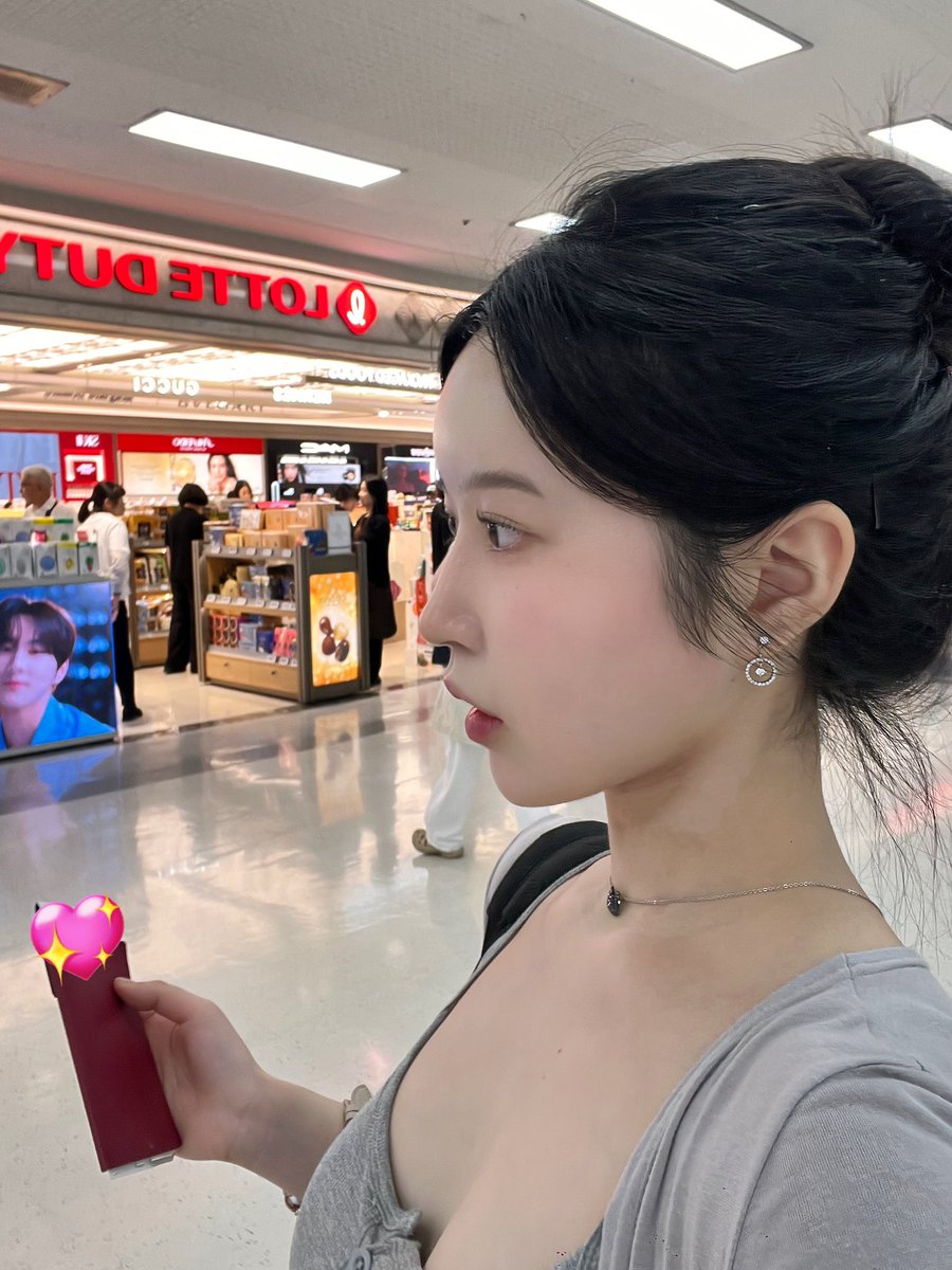 ka_kou_ya_san_'s tweet photo. 昨日行ったクリニックお姉さんがホンマに肌も綺麗でお顔もちっさすぎて思わずファンデ何使ってるか聞いてもうた。。

帰りにゲットしたぞー‼️ お姉さんとお揃いのwhooの21番!!🩷🩷🎶
使うの楽しみ https://t.co/1Dabq9C3Nx