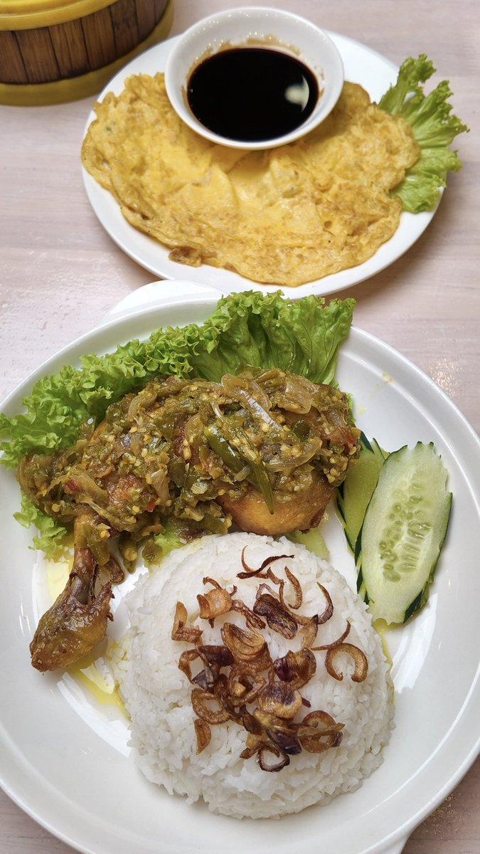 Nurintashaa's tweet photo. Dah jumpa nasi sambal hijau sedap kat KL 😭

I can eat this like everyday tau. The sambal hijau memang berasa. Bukan pedas semata je!!

Korang kena tryyy. Pasni takyah gi jakarta dah sebab nak makan sambal hijau haha https://t.co/7SgtEA11by