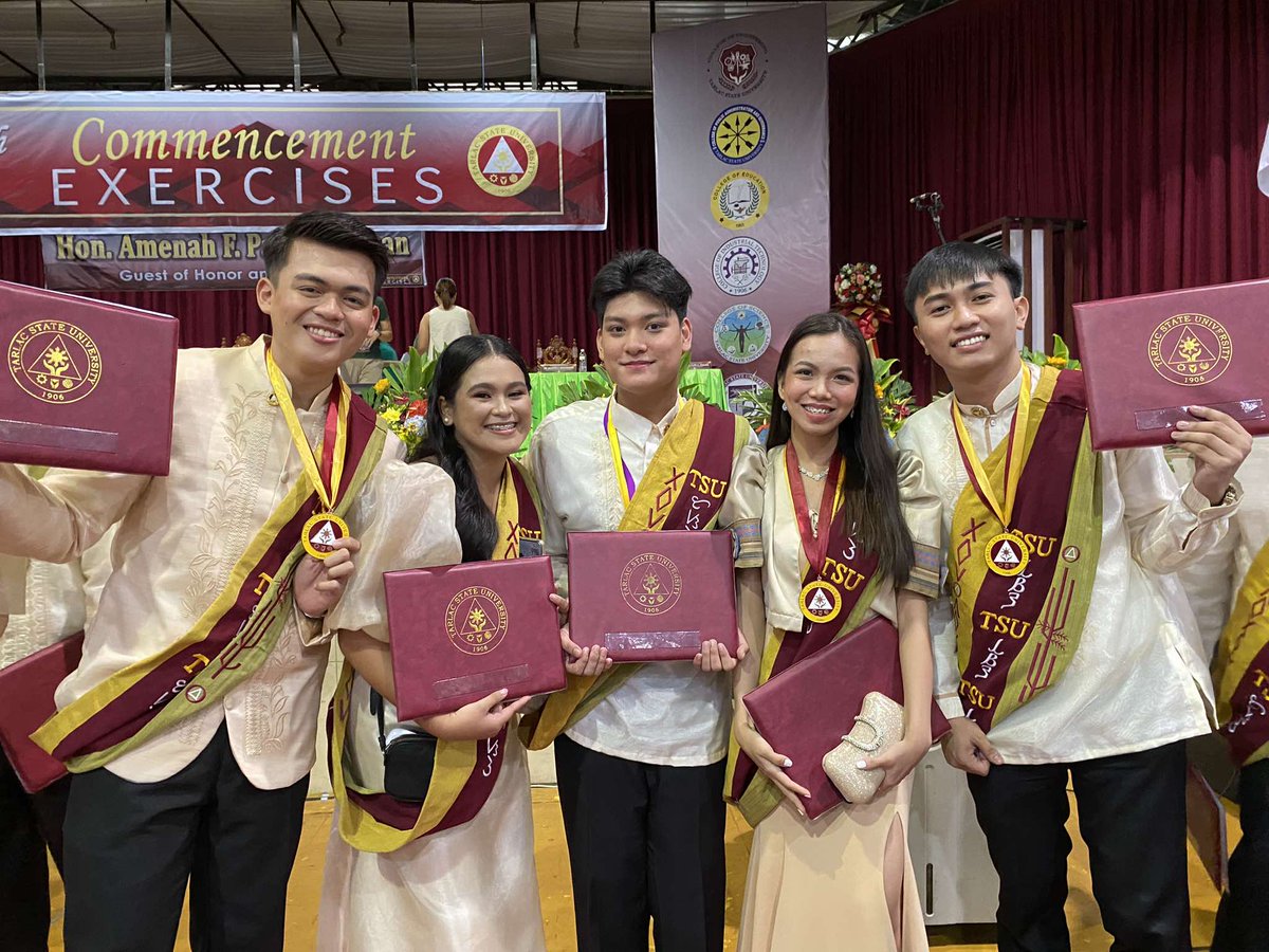 aurinapee's tweet photo. 🧑‍🎓🧑‍🎓🧑‍🎓 https://t.co/fhcIi9jS6f