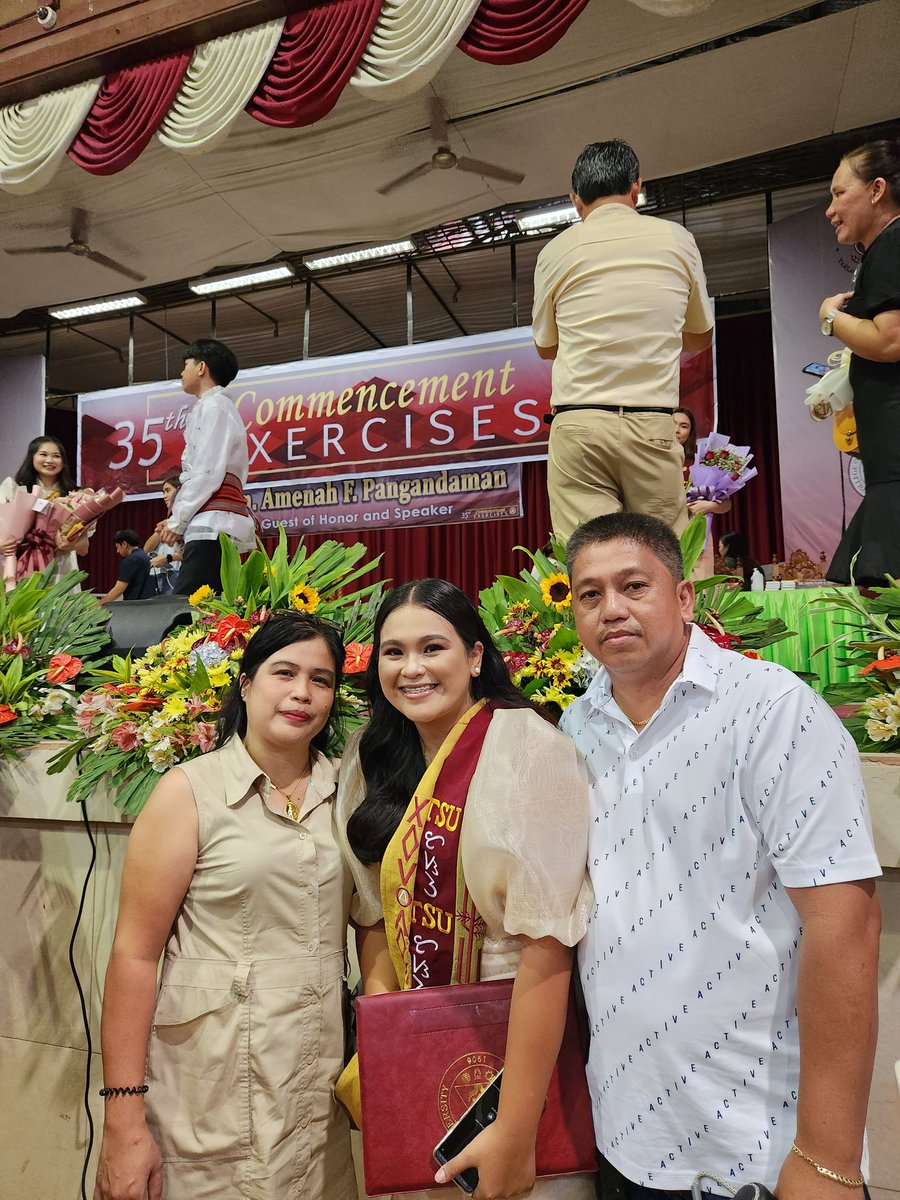 aurinapee's tweet photo. 🧑‍🎓🧑‍🎓🧑‍🎓 https://t.co/fhcIi9jS6f