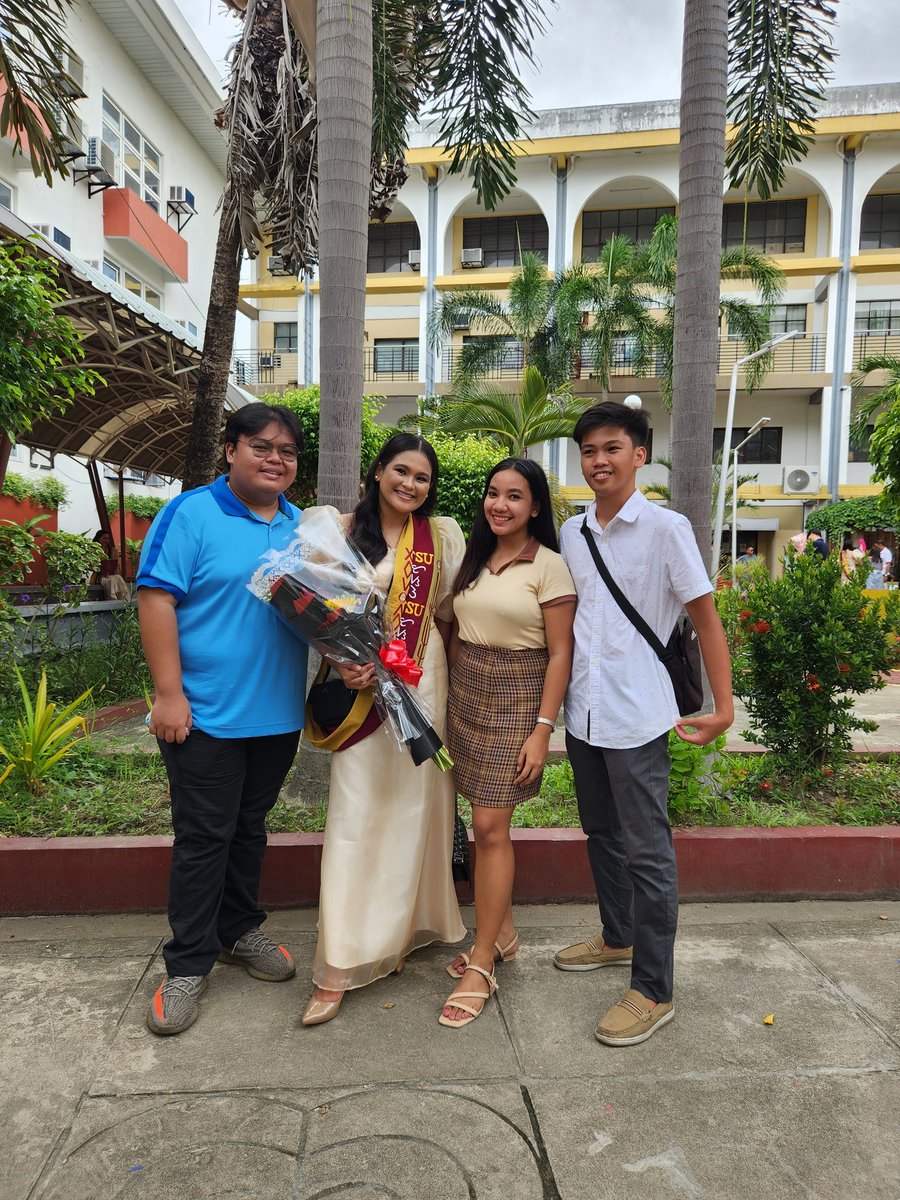 aurinapee's tweet photo. 🧑‍🎓🧑‍🎓🧑‍🎓 https://t.co/fhcIi9jS6f