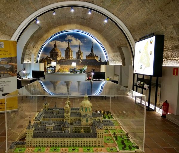 ¡Descubre #SanLorenzodeElEscorial! 🏰 Antes de visitar este maravilloso destino, haz una parada en la Oficina de Turismo. 📍
Te recibirán personas amables 🤓, dispuestas a ayudarte a aprovechar al máximo tu visita. Te contarán todo para que conozcas este lugar increíble.