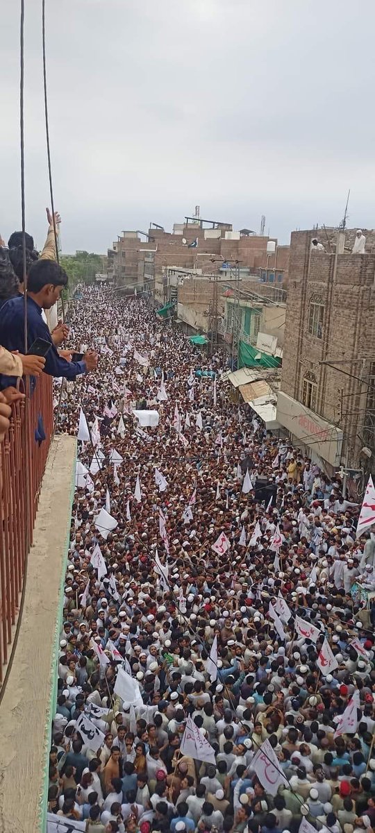 بنوں آمن پاسون 
دراصل یہ ریاست کی غلط پالیسیوں کیخلاف ایک ریفرینڈم ہے... 
ارباب اختیار نوٹ کرلے,,,
 کوئی بھی غلط فیصلہ بربادی اور خانہ جنگی کا سبب بن سکتا ہے.کیوں کہ اب پورے قبائل اور خیبر پختون خواہ میں عوام بدار ہوچکے ہیں..