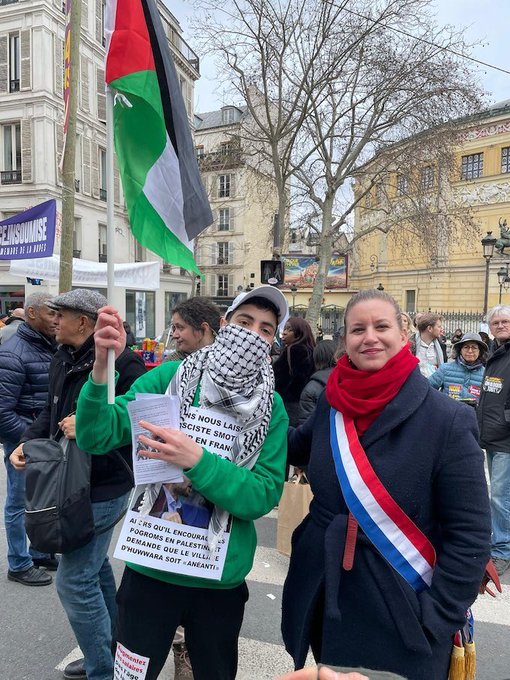 RoseLouise48520's tweet photo. @MalojmK @MathildePanot on voit les préférences de #MPanot ; ici avec Ismaël Boudjeda, condamné pour apologie du terrorisme et actif du #Hamas ou encore avec #Medine l'antisémite ! Bah, "qui se ressemble, s'assemble" ! https://t.co/YeZ0oewf1N