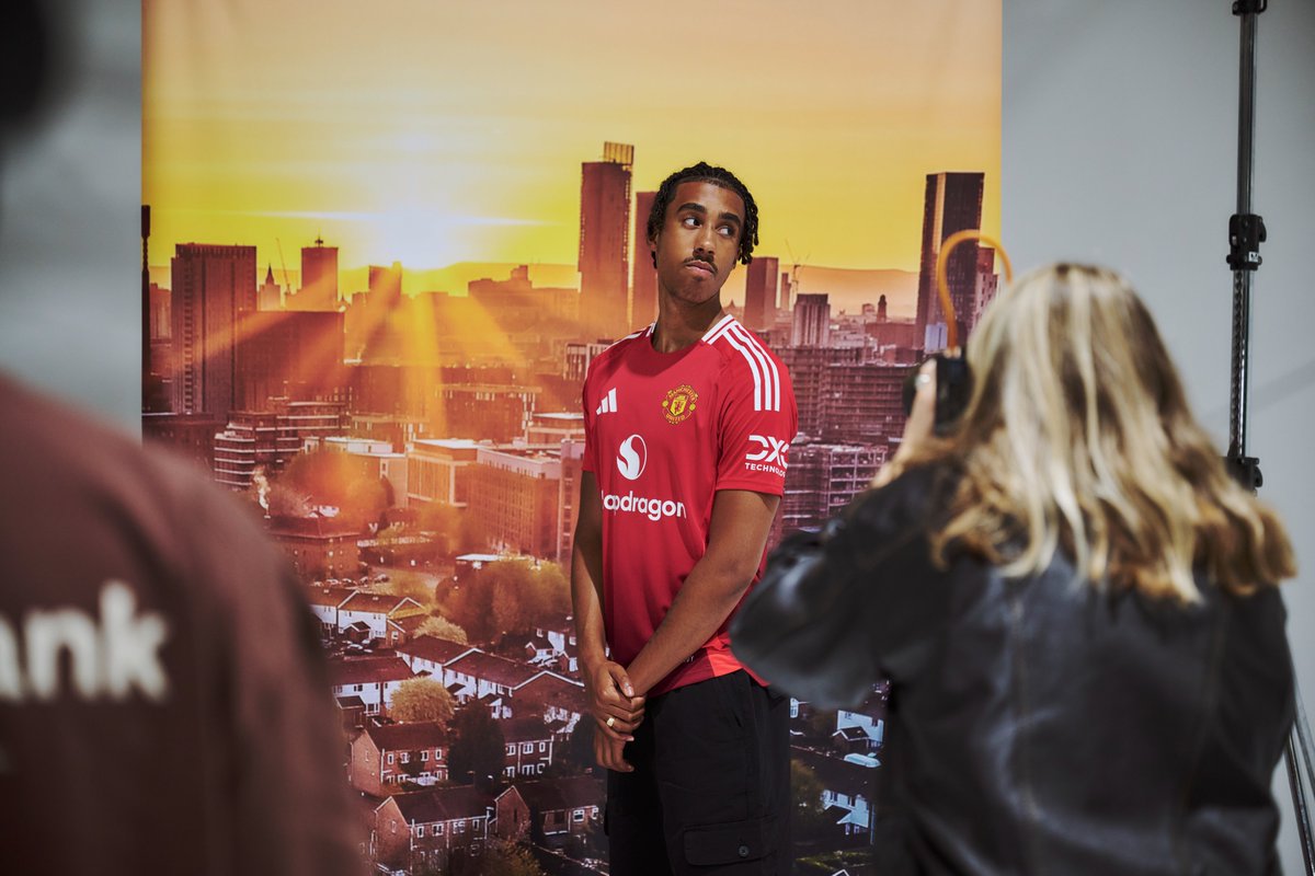 ManUtd's tweet photo. 💡 📸 🎬

#MUFC || @Leny_Yoro https://t.co/0FeWsh7mTj