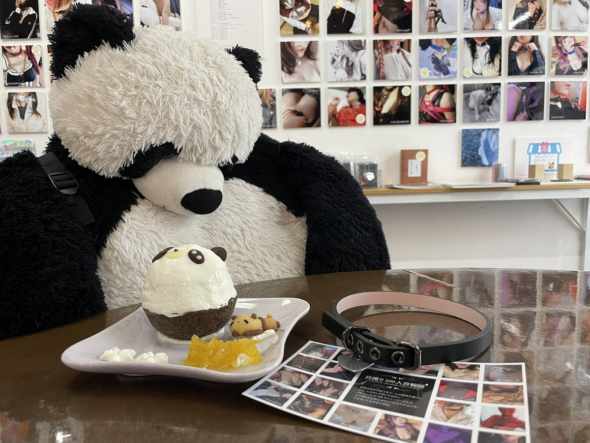 AYAKOxROOM's tweet photo. #自撮り100人首輪展
イッてきましたーーー⸜( ॑꒳ ॑ )⸝
パンダの可愛くて美味しいスイーツ堪能しあっきぃさんへのメッセージ&amp;参上シール貼らせて貰いました!!
#首輪イラスト展 の缶バッジも@gero_tensei_ さんの物をお迎えさせてもらいました。

#アートカフェバーぱんだっこ
#福岡カフェ #写真展 https://t.co/9rs9Wlh7mx