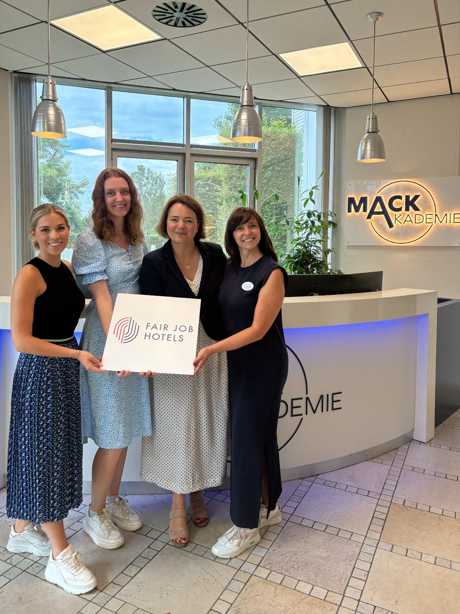 ThomasMack_EP's tweet photo. Es hat uns sehr gefreut, Katharina Darisse @KatDarisse und Helene Jeske von #FairJobHotels bei uns zu begrüßen, eine Wertegemeinschaft von mehr als 100 Hotels aus Deutschland und Österreich zu der auch die Europa-Park Hotels gehören. Vielen Dank für den tollen Austausch! https://t.co/1eHXq9qla4