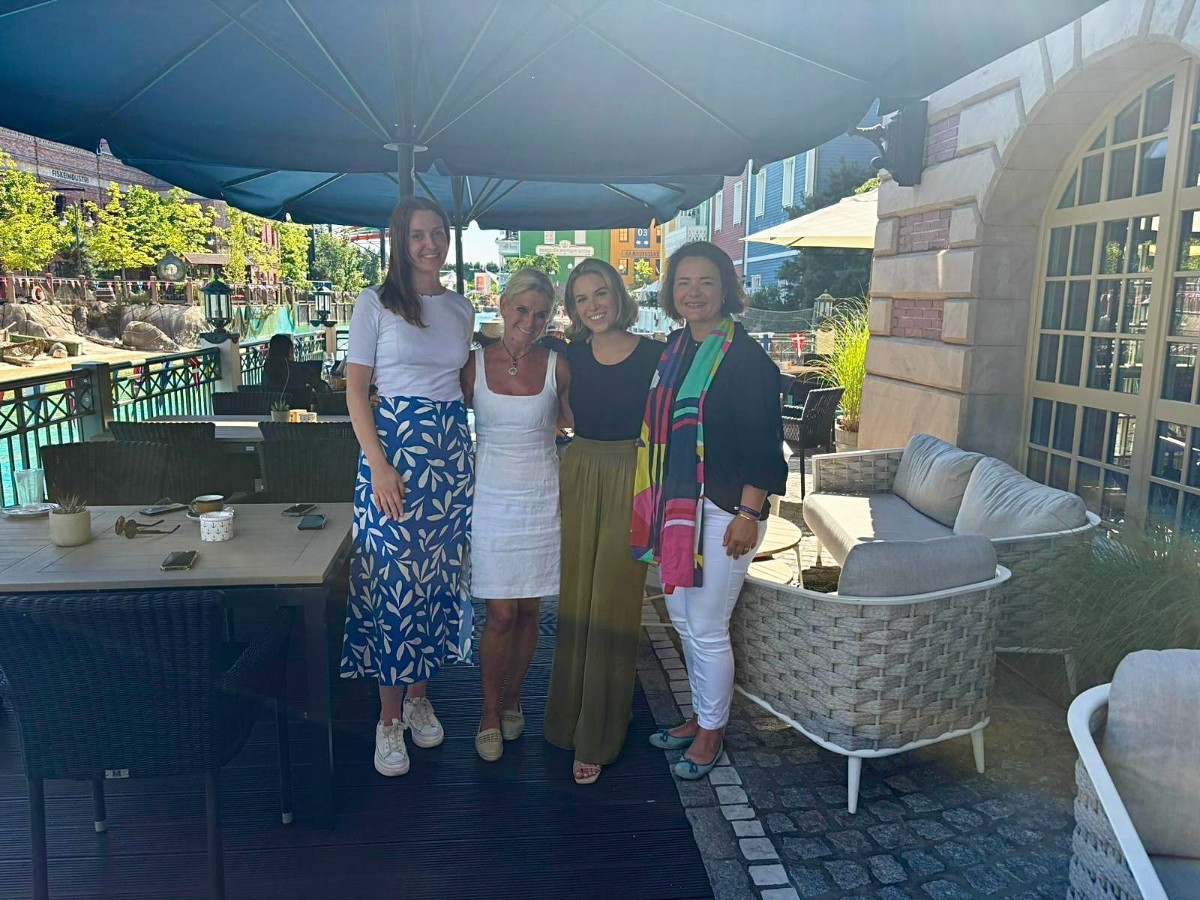 ThomasMack_EP's tweet photo. Es hat uns sehr gefreut, Katharina Darisse @KatDarisse und Helene Jeske von #FairJobHotels bei uns zu begrüßen, eine Wertegemeinschaft von mehr als 100 Hotels aus Deutschland und Österreich zu der auch die Europa-Park Hotels gehören. Vielen Dank für den tollen Austausch! https://t.co/1eHXq9qla4