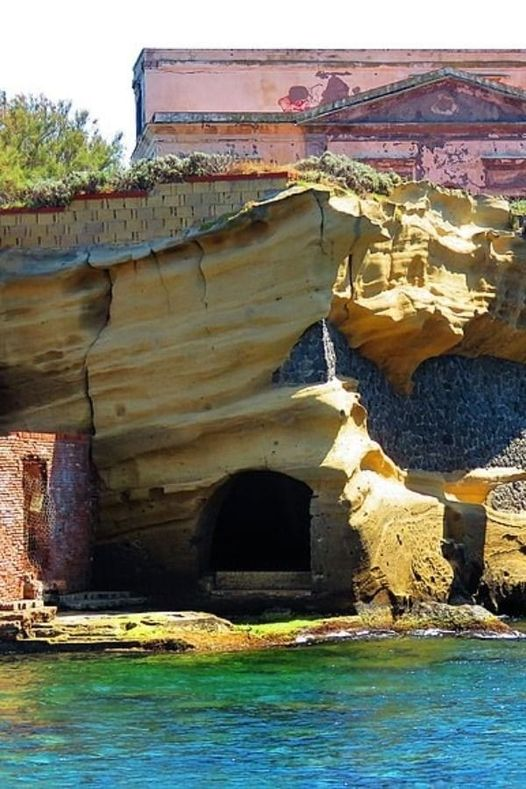 pierpi13's tweet photo. Isola la Gaiola.
Arcipelago Campano (NA)
L'isola della Gaiola è una delle isole minori di Napoli; è sita dirimpetto alla costa di Posillipo, nel Parco sommerso di Gaiola.
L'isola trae la propria denominazione dalle cavità che costellano la costa di Posillipo (dal latino cavea: "piccola grotta", e dunque attraverso la forma dialettale "caviola").
In origine, la piccola isola fu nota come "Euplea", e fu caratterizzata da un piccolo tempietto dedicato a Venere euploea.
Nel XVII secolo questo lembo di terra era praticamente cosparso di fabbriche romane; mentre, due secoli dopo, l'isola fungeva da batteria a difesa del golfo.
Negli anni venti è stata in funzione una teleferica che collegava l'isola alla terraferma.