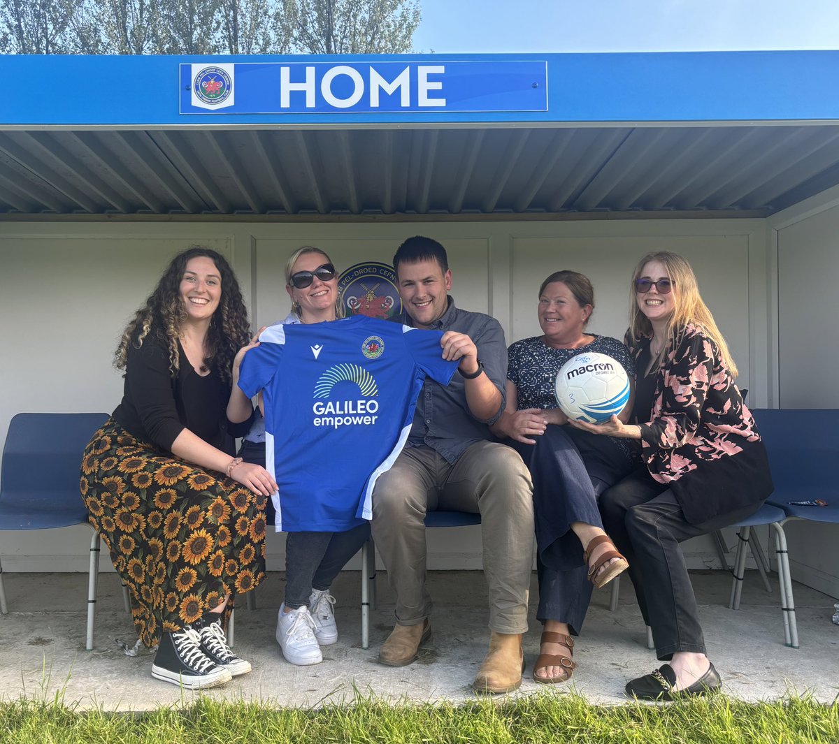CefnCribwrFC's tweet photo. 🤝 We were delighted to welcome main kit sponsors Galileo Empower to Cefn Cribwr yesterday afternoon, where they were shown around the new facilities at Cae Gof and presented with a new home shirt by players &amp; committee!

💙 Thank you very much for your support!

#Riders https://t.co/Aw56AnksHa