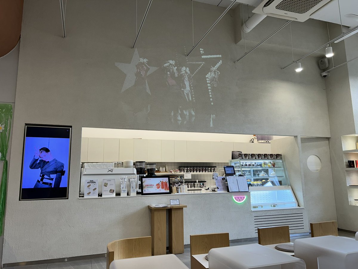 naomin1819's tweet photo. 今日もお祝い来ました🎂
カップホルダーもタンブラーも可愛くて、とても素敵な空間でした〜🥹🥹
@key_bum923 

#이_순간도_태민이를_더_바라고_있잖아
#b_day_boy https://t.co/KZ5cW2v3w1