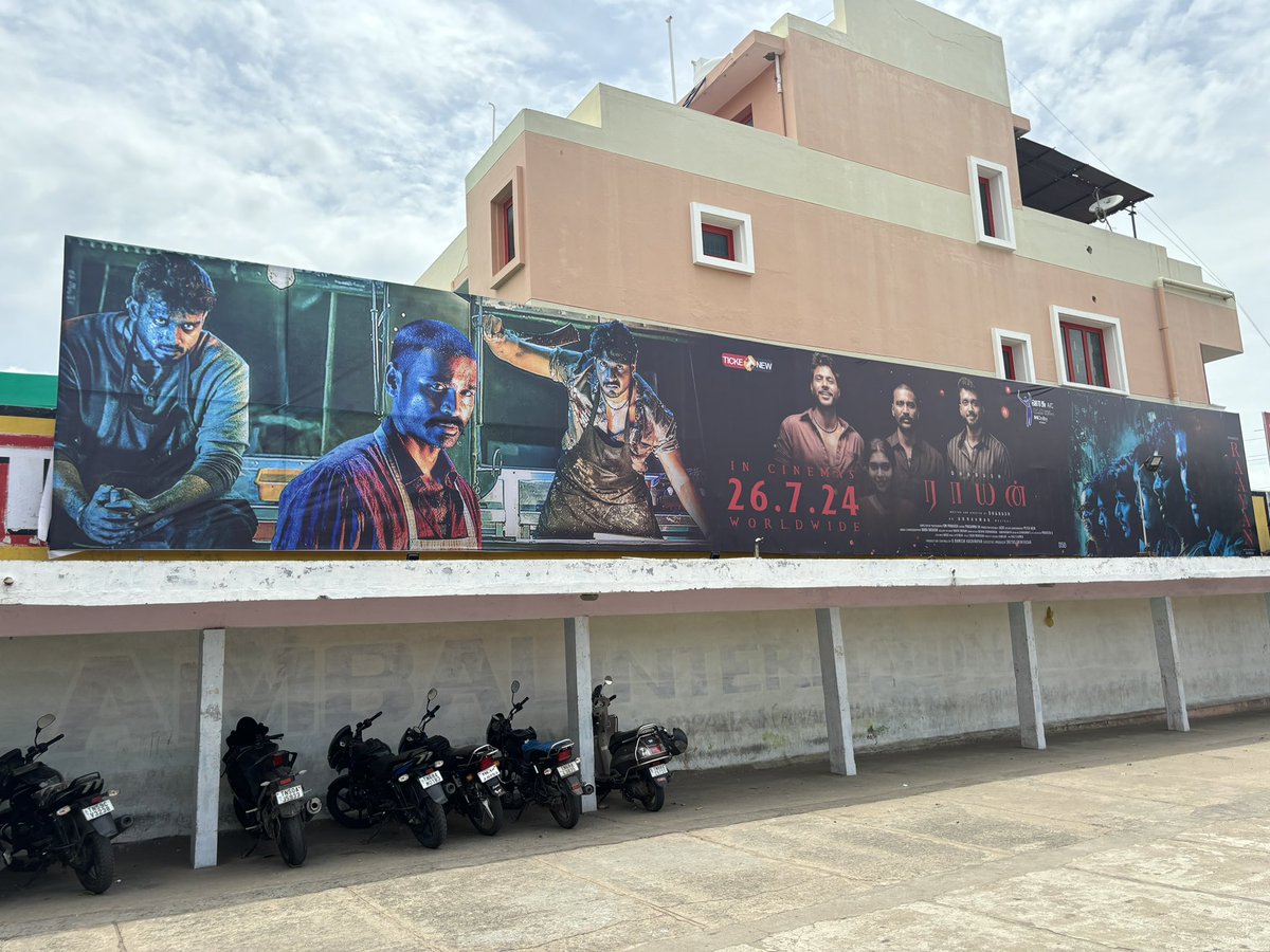 vasutheatre's tweet photo. #Raayan Big Banner Placed in our theatre
Special video of #Raayan Big Banner Placement at VASU drops out today evening
Stay tuned
@dhanushkraja @theSreyas @sunpictures @sembian_ @selvaraghavan @iam_SJSuryah @arrahman
#RaayanAtVasu https://t.co/p49MzsmGcv