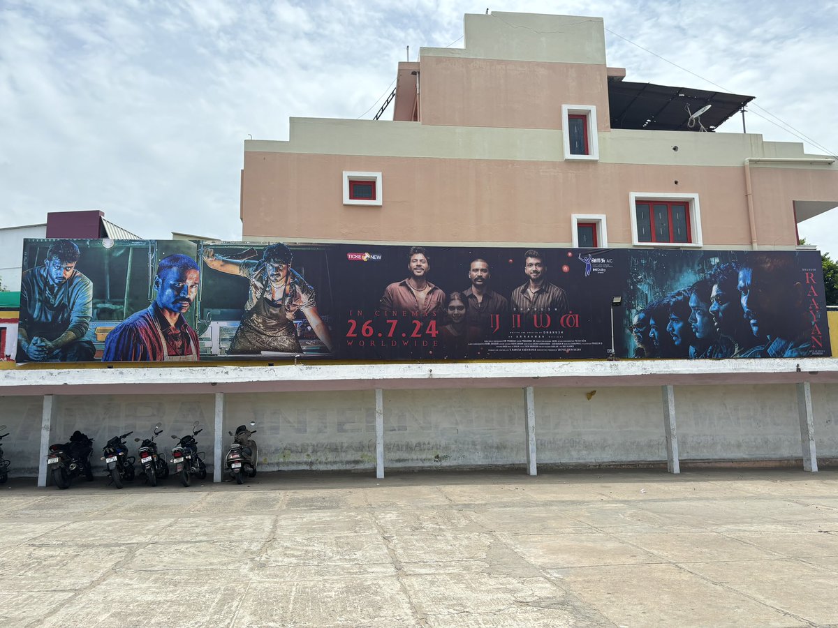 vasutheatre's tweet photo. #Raayan Big Banner Placed in our theatre
Special video of #Raayan Big Banner Placement at VASU drops out today evening
Stay tuned
@dhanushkraja @theSreyas @sunpictures @sembian_ @selvaraghavan @iam_SJSuryah @arrahman
#RaayanAtVasu https://t.co/p49MzsmGcv