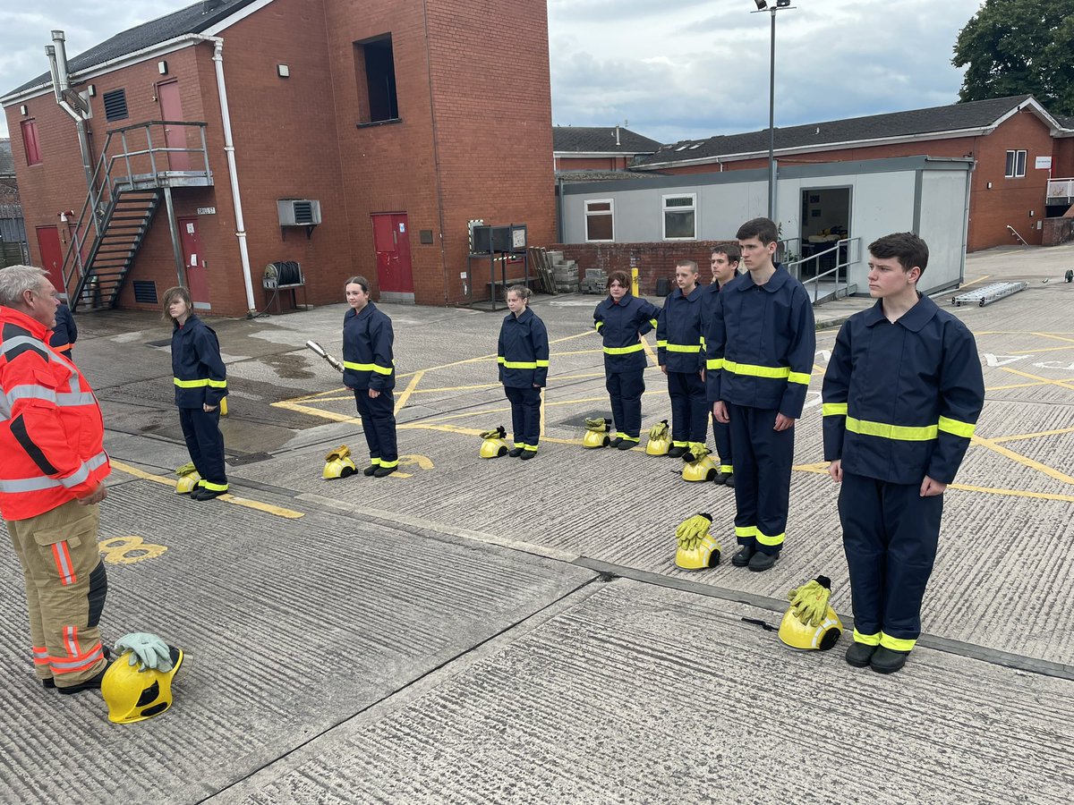 NCooper1880258's tweet photo. Eccles Cadets more practice #failtoprepare #preparetofail. Coming together #teamwork
Fancy learning new skills and being part of the fire service family email.
 futureheroes@manchesterfire.gov.uk. https://t.co/kQvT2HgoJo