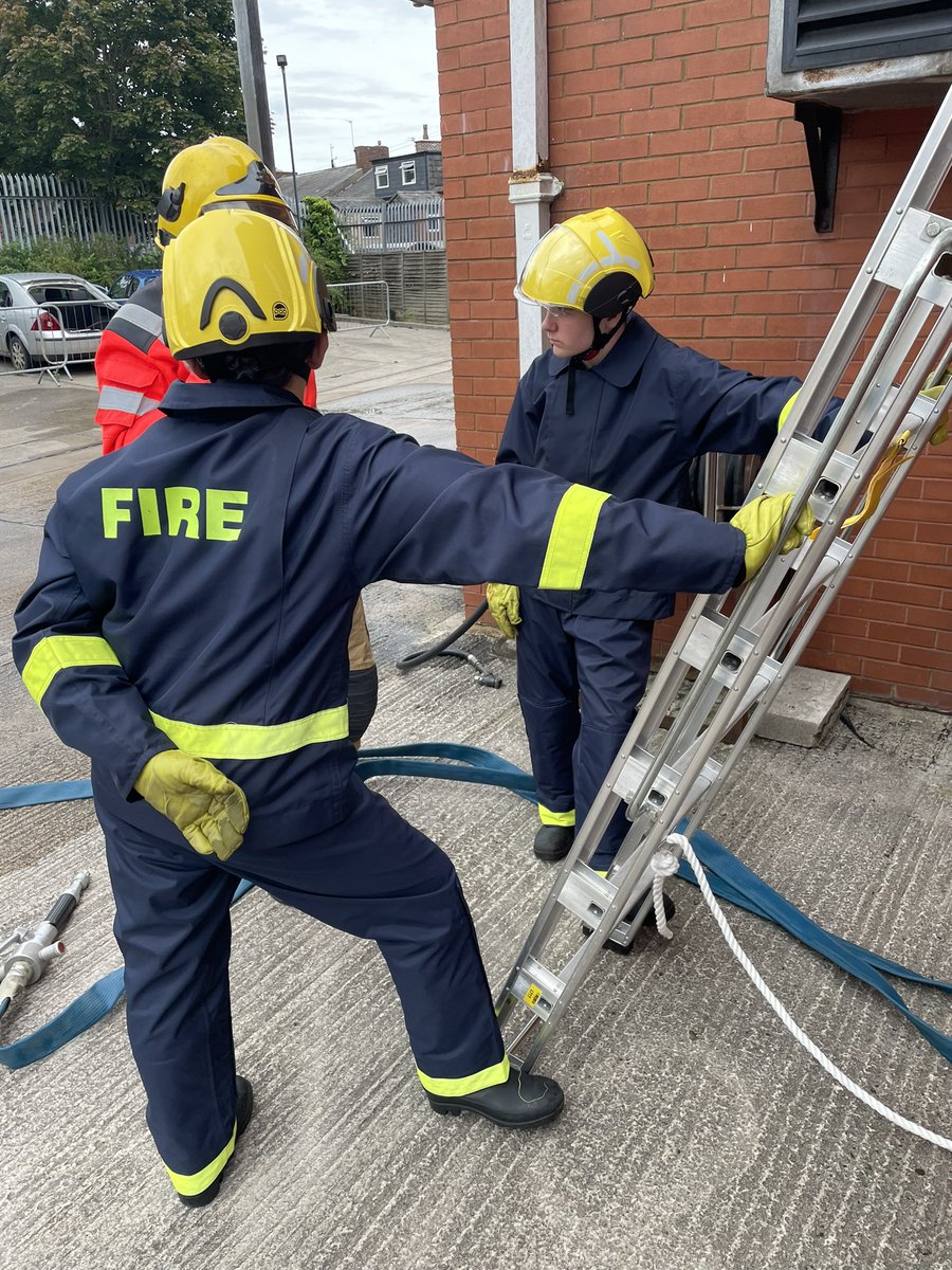 NCooper1880258's tweet photo. Eccles Cadets more practice #failtoprepare #preparetofail. Coming together #teamwork
Fancy learning new skills and being part of the fire service family email.
 futureheroes@manchesterfire.gov.uk. https://t.co/kQvT2HgoJo