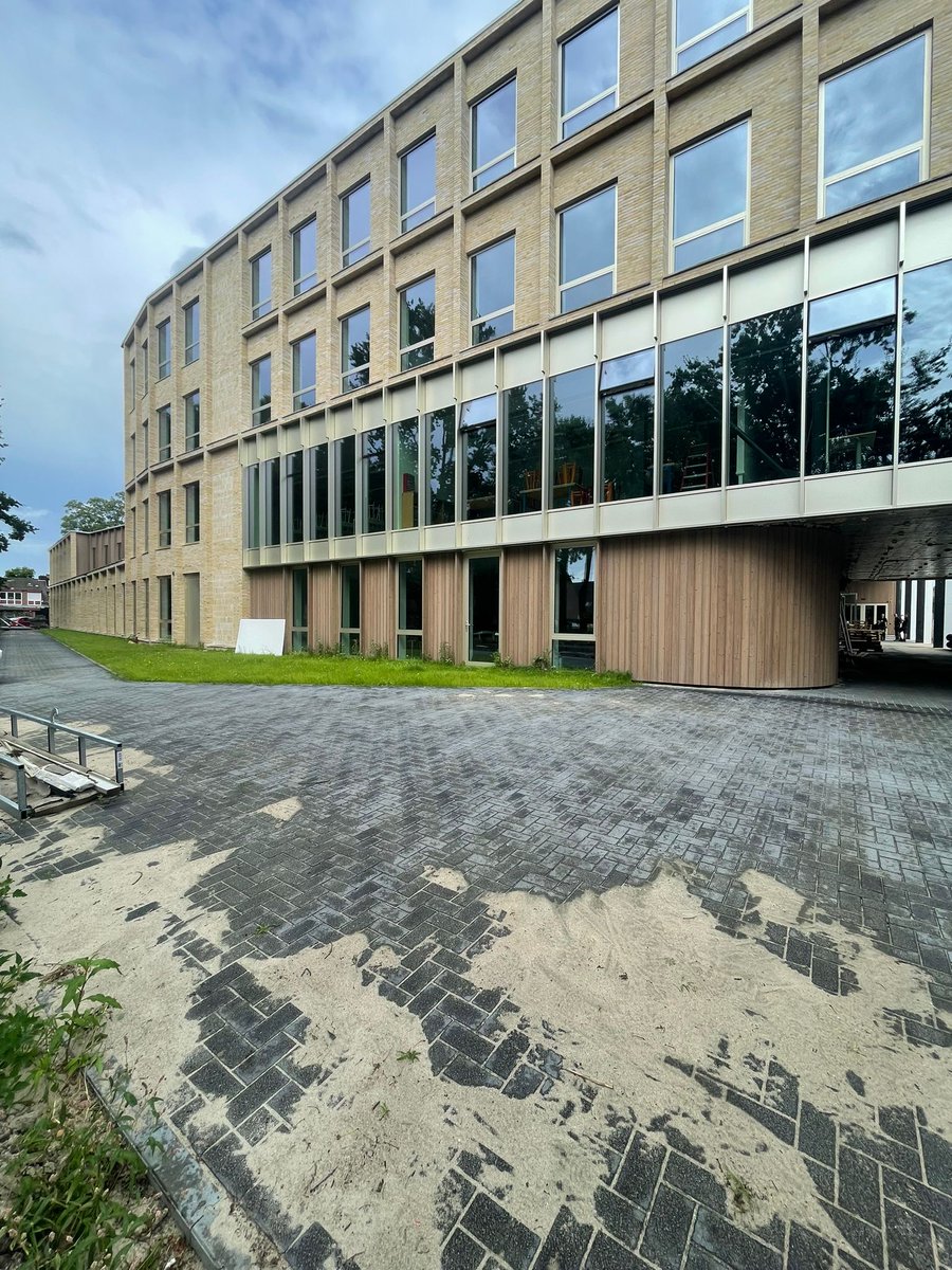 straxsNL's tweet photo. Afgelopen week brachten wij een bezoek aan de levering bij Het Streek in Ede. Onze meubelmakers zetten op locatie vaak veel meubilair in elkaar en zetten alle stoelen op de juiste plek! 
#StraxsNederland #projectinrichting #interieurontwerp #aula #leerpleinen #onderwijs #levering https://t.co/zQIu33OOqg