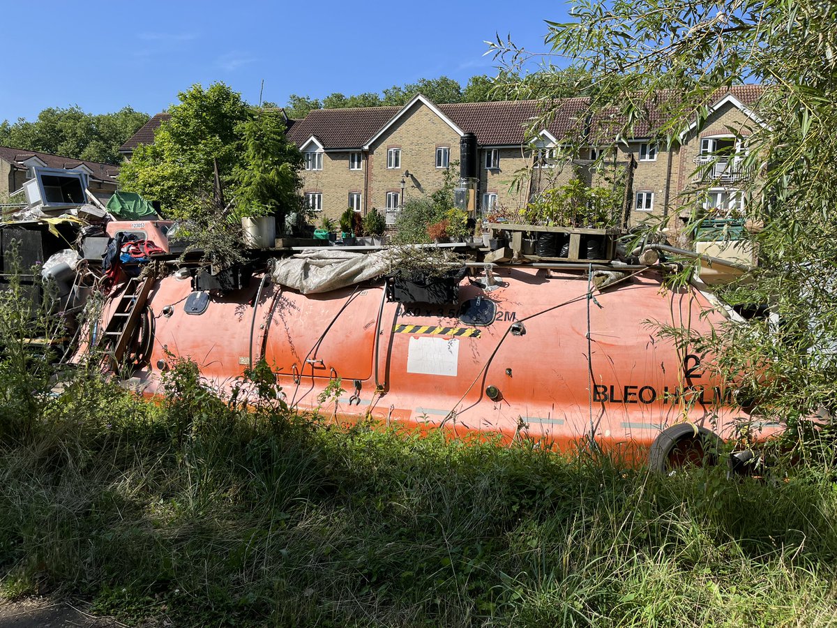 One of the life boats from that oil rig game has made it to London. <a href="/1030/">Twitch.tv/1030</a>