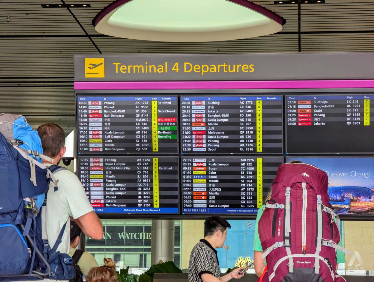 ChannelNewsAsia's tweet photo. IN PICTURES: Long queues are seen at Terminals 1 and 4 of Singapore's Changi Airport after a global IT outage. (Photos: CNA/Vanessa Lim, Try Sutrisno Foo, Marcus Mark Ramos) https://t.co/rgtWtyMGzA https://t.co/Sn8gknuVn4