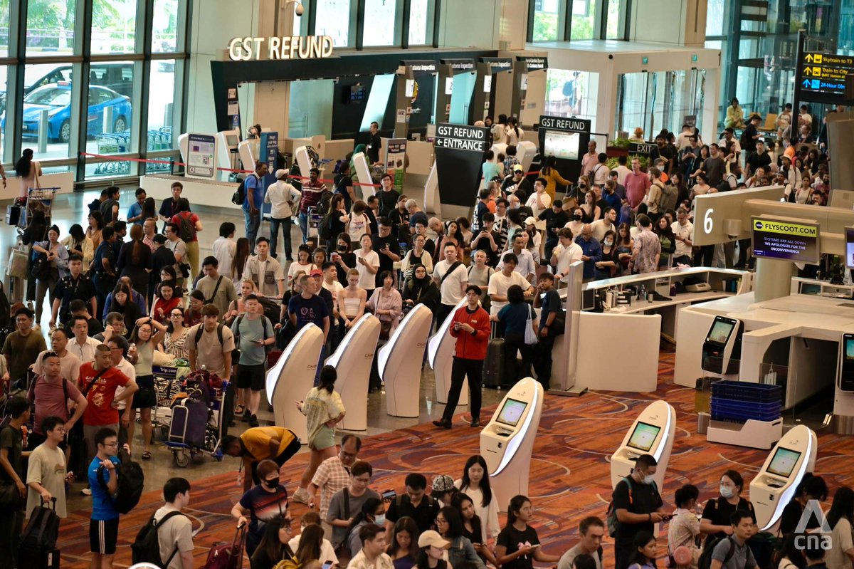 ChannelNewsAsia's tweet photo. IN PICTURES: Long queues are seen at Terminals 1 and 4 of Singapore's Changi Airport after a global IT outage. (Photos: CNA/Vanessa Lim, Try Sutrisno Foo, Marcus Mark Ramos) https://t.co/rgtWtyMGzA https://t.co/Sn8gknuVn4