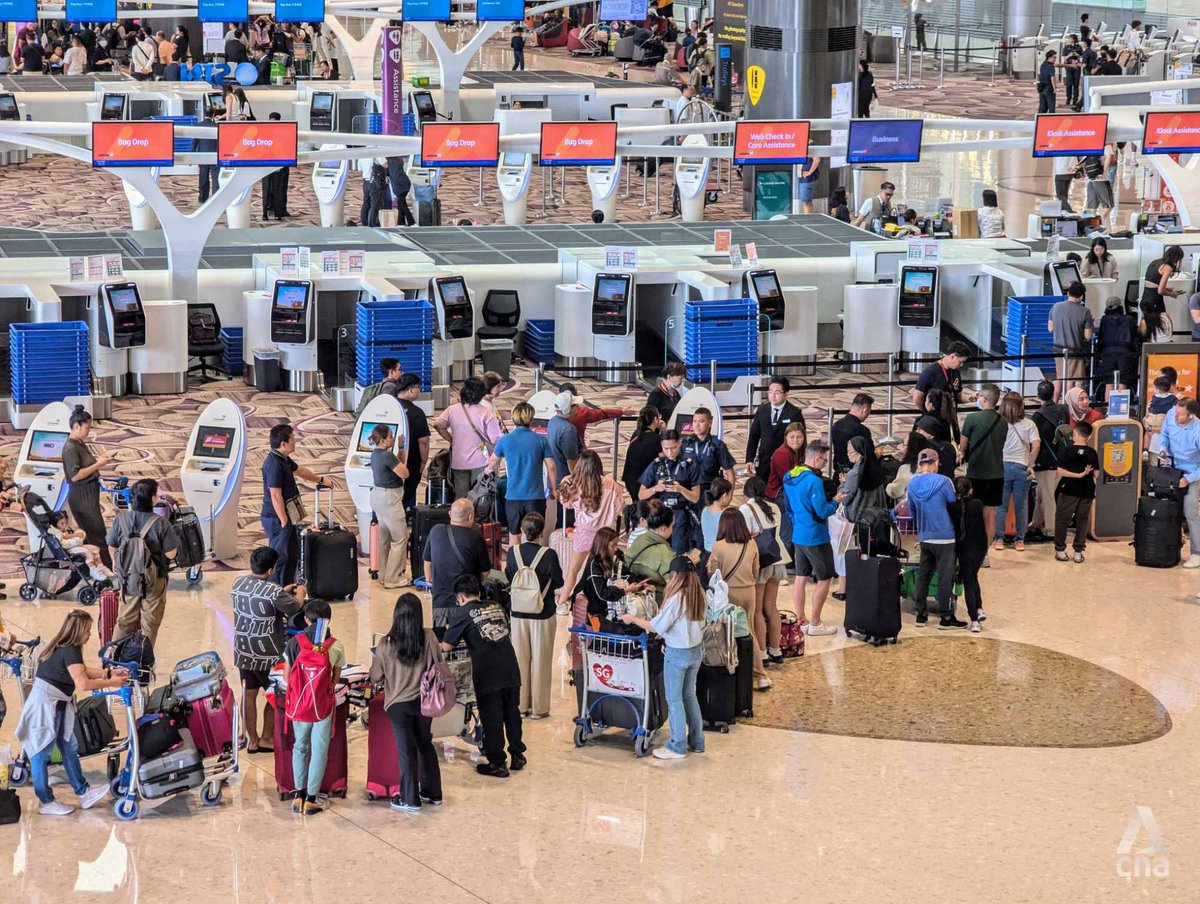 ChannelNewsAsia's tweet photo. IN PICTURES: Long queues are seen at Terminals 1 and 4 of Singapore's Changi Airport after a global IT outage. (Photos: CNA/Vanessa Lim, Try Sutrisno Foo, Marcus Mark Ramos) https://t.co/rgtWtyMGzA https://t.co/Sn8gknuVn4