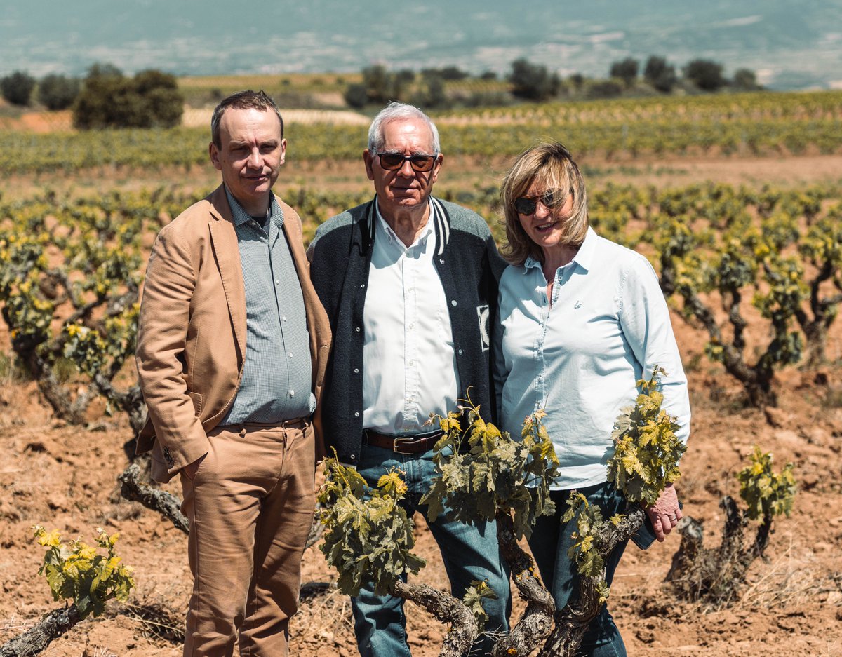 Today we want to toast!

We celebrate Winemaker's Day and it is a good time to toast together and appreciate that all the work that goes into a winery culminates in a shared glass of excellent wine.

Happy day to all!

#Delacepaalabotella #Rioja #Encuerpoyalma #Diadelbodeguero