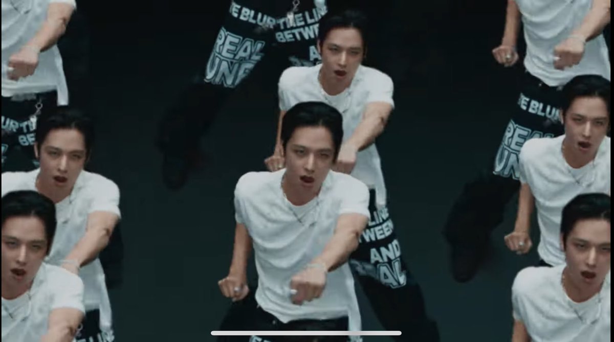 bbangjulover's tweet photo. me: iisa lang ba talaga lee juyeon sa mundo
gibberish mv: pumila ng maayos lahat mabibigyan https://t.co/h2YcKT8W1C