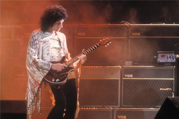 queen40jp's tweet photo. 今日はクイーンのギタリスト、ブライアン・メイことSir Brian Harold May CBEの誕生日🎂

📸Credit: Neal Preston 📷Queen Productions Ltd. https://t.co/ciZB3HYvku