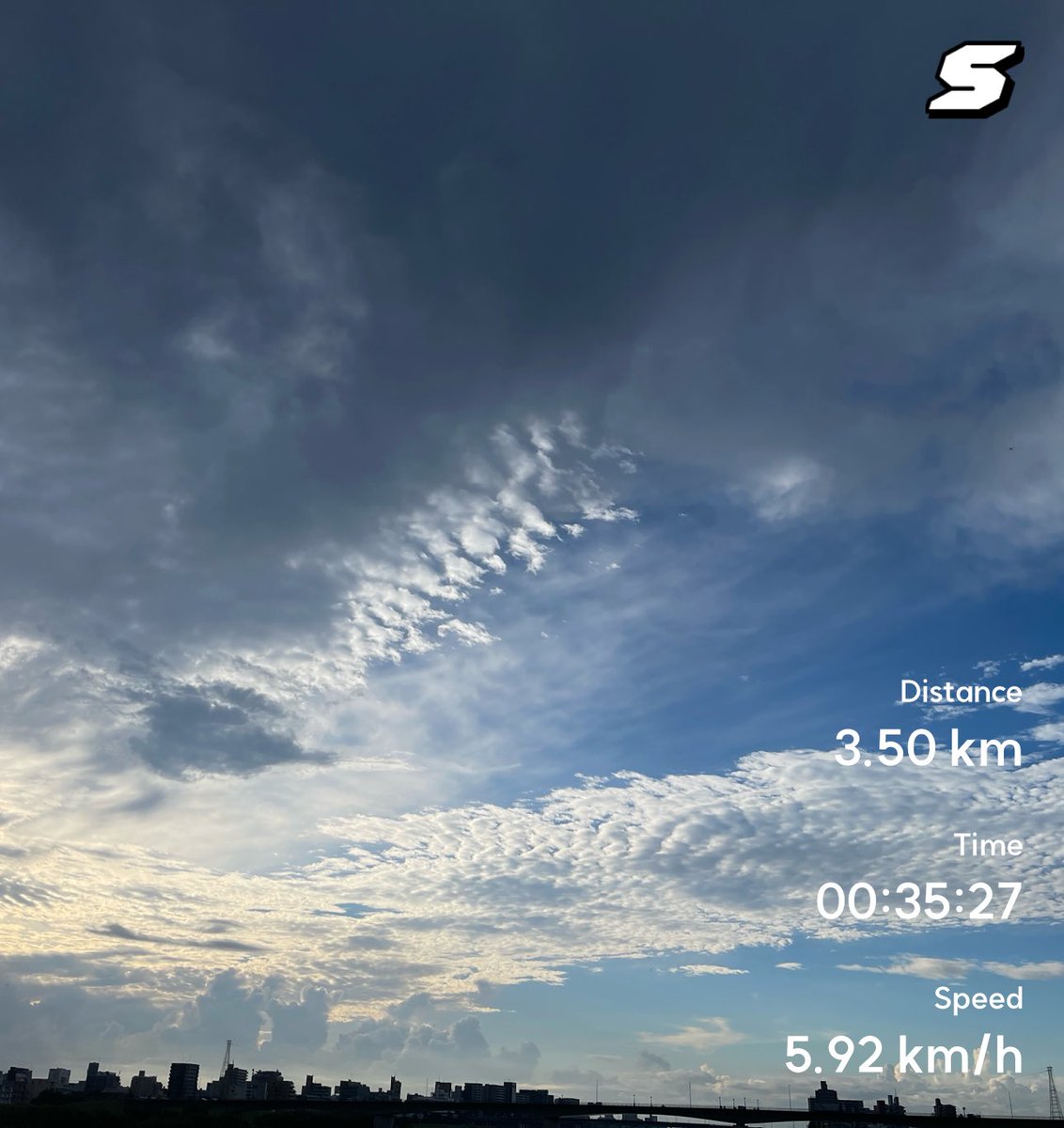 naosanuma's tweet photo. 夕方っぷん、33.6℃、逆に乾燥してくれてる分と好天で久しぶりに相棒のslipspeedで歩いたせいか、結構快適だった気がする😊帰って旧友来たるなんで久しぶりに呑むか🍻 #STEPN #STEPNGO #SuperWalk #SLIPSPEED #アンダーアーマー https://t.co/SU6hnTIqdJ