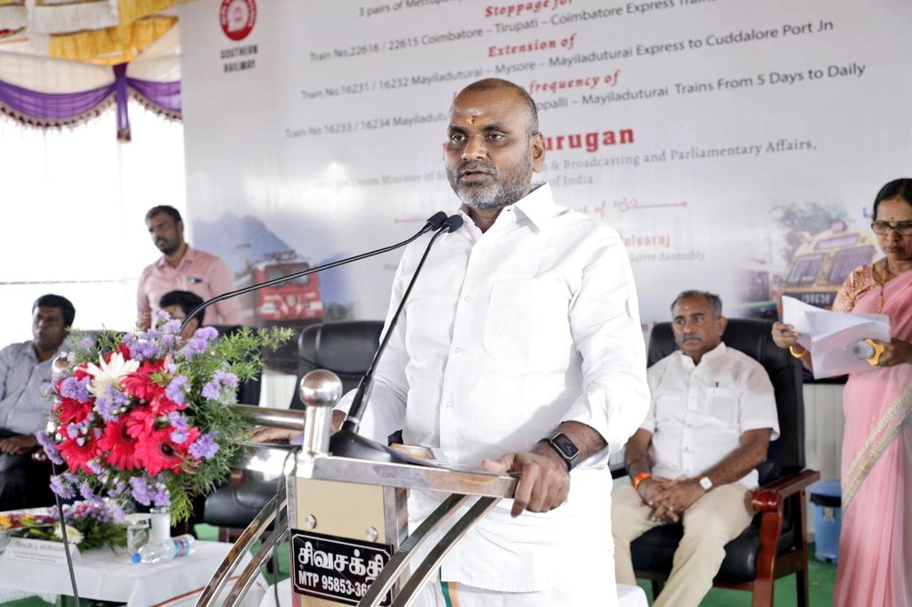 கோவை மாவட்டம், மேட்டுப்பாளையம் இரயில் நிலையத்திலிருந்து புறப்பட்டு, வாரம் இரண்டு முறை தூத்துக்குடி வரை செல்லக் கூடிய புதிய இரயில் பயணத்தை துவக்கி வைக்கும் விழாவில் இன்று கலந்து கொண்டு கொடியசைத்து துவக்கி வைத்தேன்.
மேலும், தினசரி 5 முறை கோவை இரயில் நிலையம் சென்று வரும் MEMU