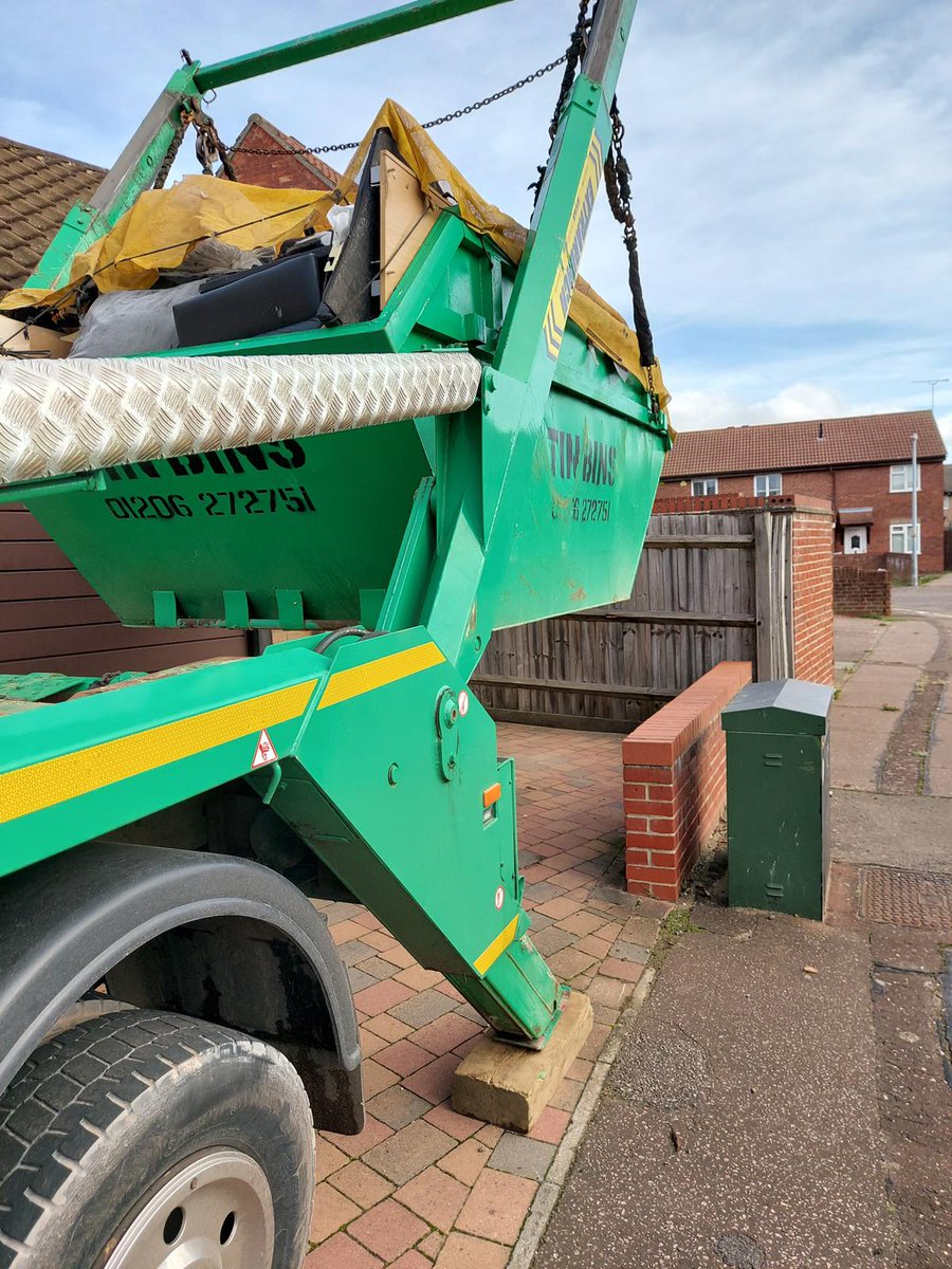 🚛 Mini Skip Collection Success! 🏡
Navigated a very tight gap and retrieved the mini skip without a scratch – and the wall is still standing! 🙂
#SkipCollection #TightSpaces #ProfessionalService #MiniSkip #HappyCustomer #JobWellDone #WasteManagement #PrecisionWork #colchester