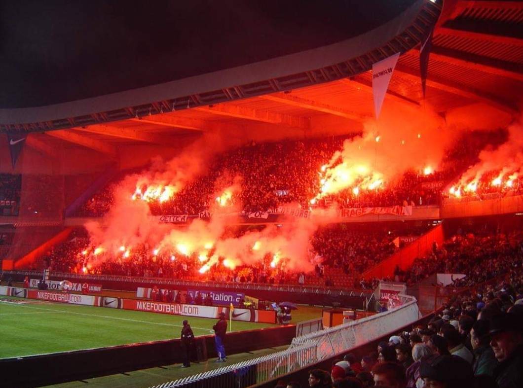 psgtifos's tweet photo. Craquage PSG - Metz FC
18.12.2004
Fronde des supporters
#psgmetz #psgfcm #fumigene #pyro #auteuil #virageauteuil #parcdesprinces #authentiks #lutecefalco #suprasauteuil https://t.co/0PgGXaJzFg