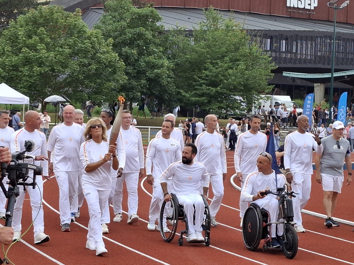 #RelaisdelaFlamme 🔥– Quel plaisir et quel honneur pour les étudiantes de U Danse de présenter la #DansedesJeux à l’occasion du passage de la flamme au sein de l’INSEP devant tous ces champions !  🤩🤩 Merci @INSEP_PARIS  pour l’invitation !